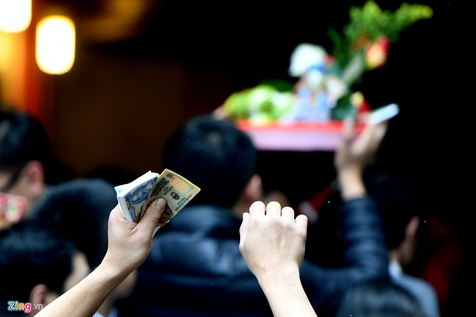 Dân công sở chật cứng phủ Tây Hồ ngày đầu đi làm